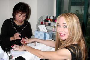 lorielle nieuw krijgen haar nagels gedaan Bij Bij de groots opening van de spa Bij handel casino in handel, ca Aan juni 20, 2009. 2009 foto