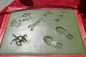 Johnny depp's handafdruk en voetafdrukken handafdruk en voedselafdruk ceremonie voor Johnny depp graumans Chinese theater los engelen, ca september 16, 2005 foto