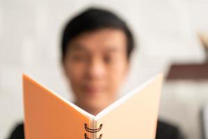 senior zakenlieden lezen iets in de boeken. foto