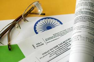 kiev, Oekraïne - mei 4, 2022 Indisch inkomen belasting terugkeer blanco het formulier met pen en Indisch roepies rekeningen foto