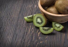 kiwi fruit in een kom foto