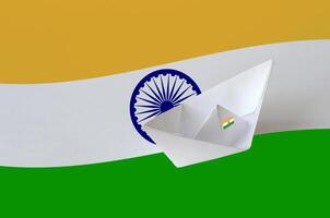 Indië vlag afgebeeld Aan papier origami schip detailopname. handgemaakt kunsten concept foto