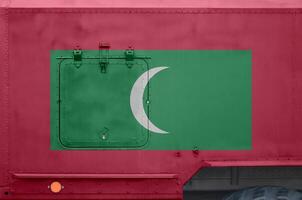 Maldiven vlag afgebeeld Aan kant een deel van leger gepantserd vrachtauto detailopname. leger krachten conceptuele achtergrond foto