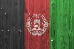 afghanistan vlag afgebeeld in helder verf kleuren Aan oud houten muur. getextureerde banier Aan ruw achtergrond foto