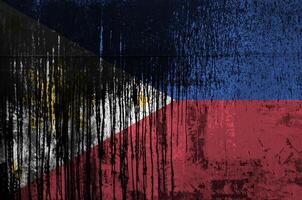 Filippijnen vlag afgebeeld in verf kleuren Aan oud en vuil olie vat muur detailopname. getextureerde banier Aan ruw achtergrond foto