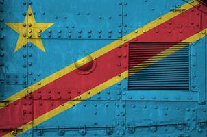 democratisch republiek van de Congo vlag afgebeeld Aan kant een deel van leger gepantserd tank detailopname. leger krachten conceptuele achtergrond foto