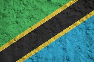 Tanzania vlag afgebeeld in helder verf kleuren Aan oud Verlichting bepleistering muur. getextureerde banier Aan ruw achtergrond foto