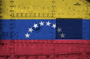 Venezuela vlag afgebeeld Aan kant een deel van leger gepantserd tank detailopname. leger krachten conceptuele achtergrond foto