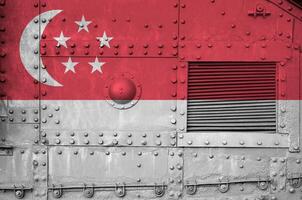 Singapore vlag afgebeeld Aan kant een deel van leger gepantserd tank detailopname. leger krachten conceptuele achtergrond foto