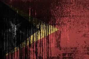 Timor leste vlag afgebeeld in verf kleuren Aan oud en vuil olie vat muur detailopname. getextureerde banier Aan ruw achtergrond foto