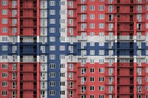 Noorwegen vlag afgebeeld in verf kleuren Aan meerdere verdiepingen woonachtig gebouw onder bouw. getextureerde banier Aan steen muur achtergrond foto