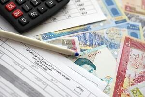 Iraans jaar- inkomen belasting terugkeer het formulier f20-25-006 klaar naar vullen Aan tafel met pen, rekenmachine en Iraans geld foto