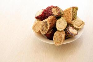 veel broodjes van Turks genot met verschillend smaken en vullingen in wit bord Aan tafel. bezuinigingen van Turk lokumu foto