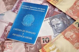 braziliaans werk kaart en sociaal veiligheid blauw boek en reais geld rekeningen foto