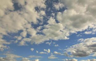 een blauw bewolkt lucht met veel klein wolken blokkeren de zon foto