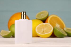 parfum met citrus extracten. selectief focus. spa dag, concept van versheid parfum fles met citroen limoen en oranje foto
