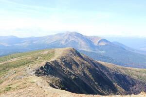 monteren hoverla hangende top van de oekraïens Karpaten tegen de achtergrond van de lucht foto