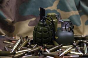 verschillend types van munitie Aan een camouflage achtergrond. voorbereidingen treffen voor oorlog foto