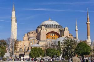 istanbul, turkije, 10 november 2019 - niet-geïdentificeerde mensen door hagia sophia in istanbul, turkije. het is de voormalige Grieks-orthodoxe christelijke patriarchale kathedraal en later de Ottomaanse keizerlijke moskee foto