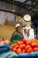 cusco, peru, 2 januari 2018 - niet-geïdentificeerde vrouw op de markt van san pedro in cusco, peru. markten spelen een zeer belangrijk onderdeel van de hedendaagse cultuur in Peru. foto