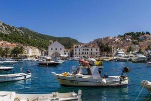 hvar, kroatië, 1 juli 2014 - boten in de jachthaven in hvar, kroatië. hvar is een van de meest populaire en meest bezochte bestemmingen in Kroatië. foto