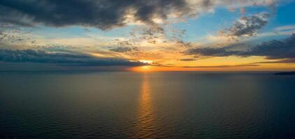 mooi zonsondergang en zee oppervlakte foto