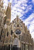 barcelona, spanje, 7 oktober 2019 - kathedraal la sagrada familia in barcelona, spanje. het is ontworpen door architect Antonio Gaudi en gebouwd sinds 1882. foto