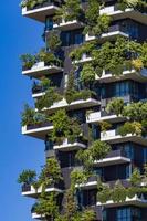 milaan, italië, 28 april 2017 - detail van de bosco verticale in milaan, italië. het is een paar woontorens in het Porta Nuova-district van Milaan met meer dan 900 bomen. foto