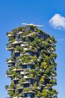 milaan, italië, 28 april 2017 - detail van de bosco verticale in milaan, italië. het is een paar woontorens in het Porta Nuova-district van Milaan met meer dan 900 bomen. foto