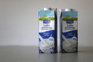 kiev, Oekraïne - 4 kunnen, 2023 pascolie Italiani pakketjes van latte tetra pak melk foto