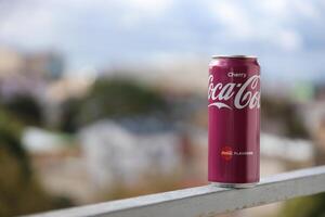 kiev, Oekraïne - 4 kunnen, 2023 coca cola zacht drinken merk blik kan met kers smaak foto