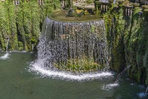 ovale fontein in Villa d'Este in Tivoli, Italië foto