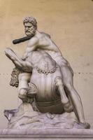 standbeeld hercules en nessus in loggia dei lanzi in florence