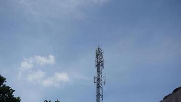 telecommunicatieverbinding torens stijgen in de lucht foto