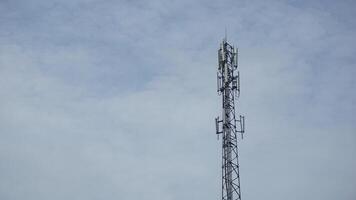 telecommunicatieverbinding torens stijgen in de lucht foto