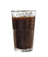 iced americano in glas op witte achtergrond foto