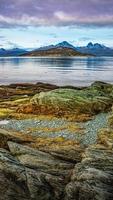 prachtige zonsondergang bij ensenada zaratiegui baai in tierra del fuego nationaal park, in de buurt van ushuaia en beagle kanaal, met geologische minerale afzettingen, patagonië, argentinië, vroege herfst. foto