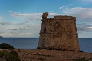 uitkijktoren van sa savina op het eiland formentera in de balearen in spanje foto