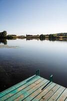 houten pier Aan de meer. kalmte water oppervlakte reflectie. werf Aan de water. zomer is de stilte van de water natuur. de schoonheid van natuur. vrede. minimalisme. een plaats naar zwemmen. foto