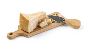 Parmezaanse kaas kaas geïsoleerd Aan wit foto