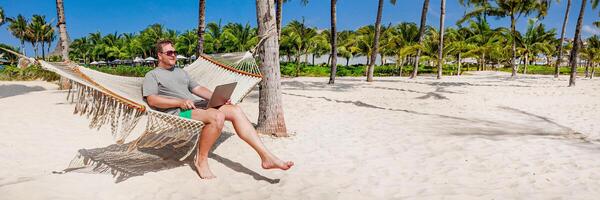 afgelegen werk paradijs, strand hangmat kantoor foto