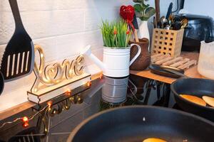 de interieur van de keuken in de huis is versierd met rood harten voor Valentijnsdag dag. decor Aan de tafel, fornuis, gebruiksvoorwerpen, feestelijk humeur in een familie nest foto