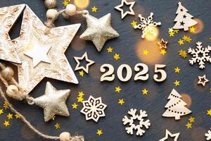 gelukkig nieuw jaar houten brieven en de getallen 2025 Aan feestelijk zwart achtergrond met pailletten, sterren, sneeuw. hartelijk groeten, ansichtkaart. kalender, Hoes foto