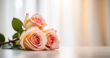 ai gegenereerd een boeket van thee rozen Aan de tafel in interieur slaapkamer of leven kamer. een geschenk voor uw geliefde, Valentijnsdag dag, verjaardag, datum. kopiëren ruimte. ai gegenereerd foto