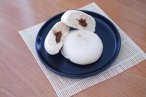 baozi of bakpao is een type van met gist gerezen gevulde bun in divers Chinese keukens. foto