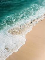 ai gegenereerd een achtergrond van een strand en golven Aan wit zand. gegenereerd door kunstmatig intelligentie. foto