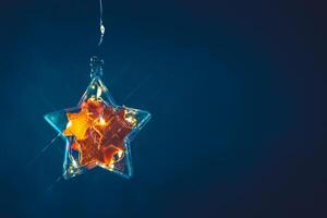 sterren gemaakt van mandarijn Pel in een Kerstmis boom speelgoed- en slingers foto