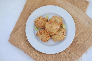 bakwan sajoer of groente beignet, Indonesisch tussendoortje gemaakt van meel, kool, wortels en Boon spruiten, geserveerd met Chili foto