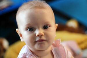 portret van een 8 maand oud meisje foto