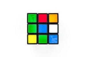 sint-petersburg, rusland - 17 juli 2019 - rubiks kubus, rubiks kubus bovenaanzicht geïsoleerd, rubiks kubus op witte achtergrond, kleurrijke puzzel, wiskundig probleem, opladen voor je hersenen, kubus regenboog palet foto